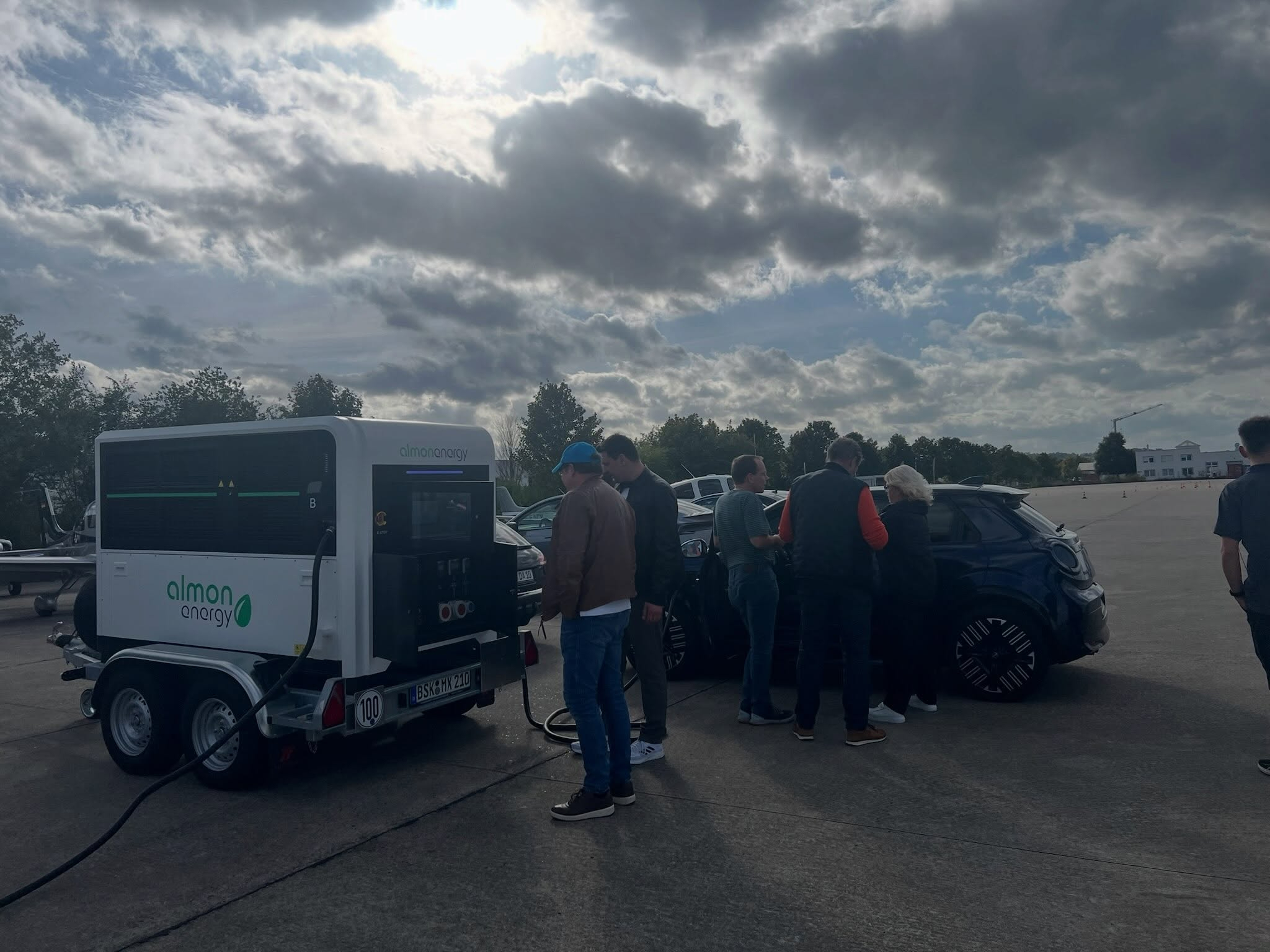 Mobiler Almon Energy MX-210 Schnellladespeicher im Einsatz beim Laden eines Elektrofahrzeugs vor Publikum auf einem Eventgelände