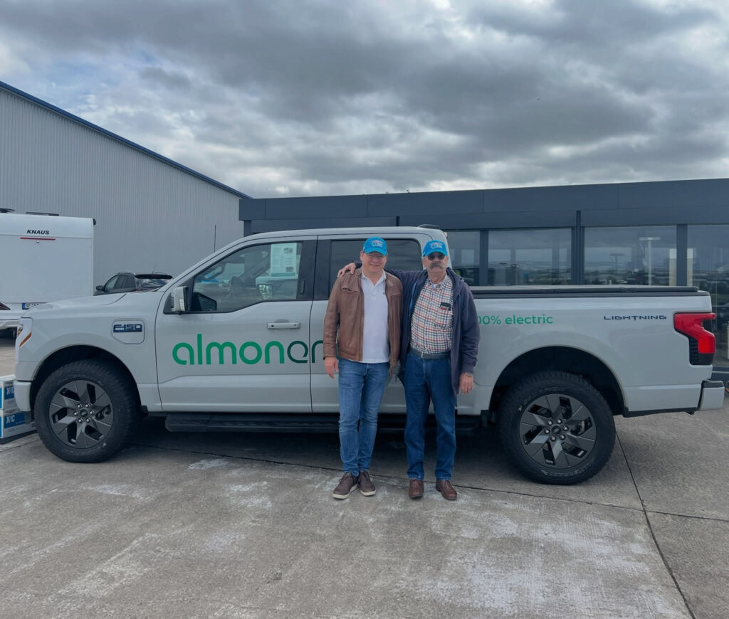 Oliver Nee und Partner vor einem elektrischen Ford F-150 Lightning mit Almon Energy Branding