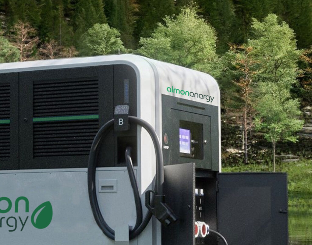 almon energy Schnellladestation und Batteriespeichersystem mit Ladekabel in natürlicher Umgebung